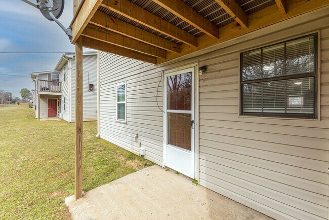 Building Photo - Greenbrier Apartments
