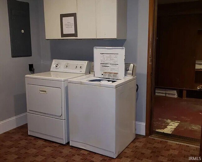 Building Photo - 117 N Hillsdale Dr