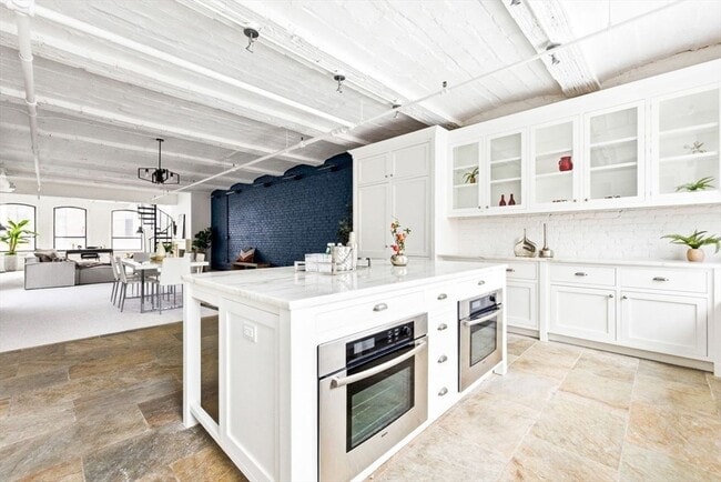 Building Photo - 121-123-123 Beach St