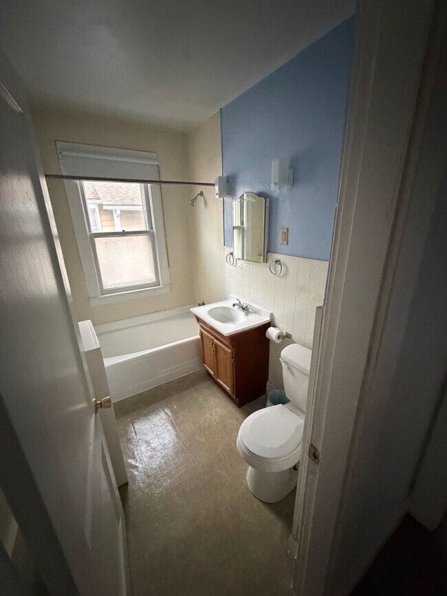 Building Photo - 3 Bedroom 1 Bath