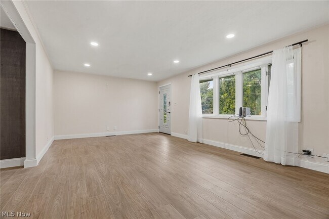 Building Photo - 1428 Laurel Dr