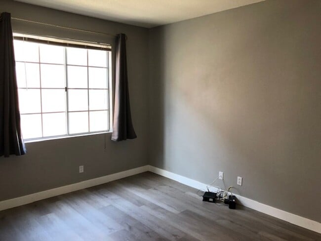 Building Photo - Beautiful 3 bedroom 2 bath Townhome across...