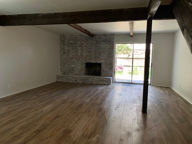 Building Photo - 902 W Edgewater St