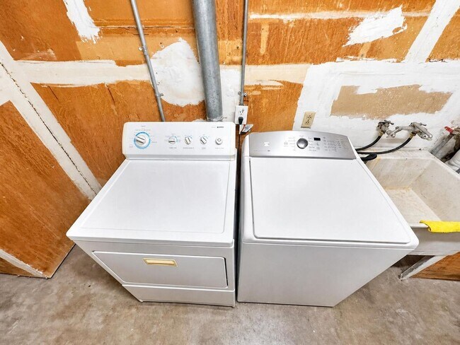 Building Photo - Bright & Spacious 3-Bedroom Home with Expansive Yard in Sacramento