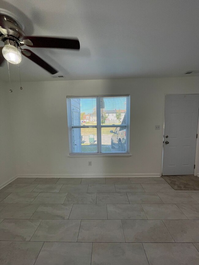 Building Photo - Centrally Located 3BR Townhome – Close to ...