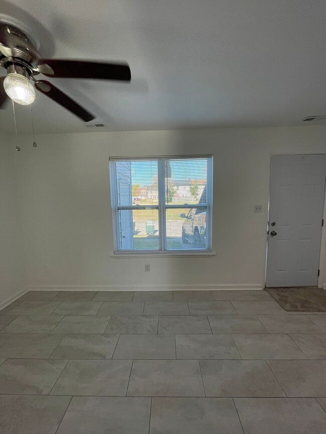 Building Photo - Centrally Located 3BR Townhome – Close to Everything!