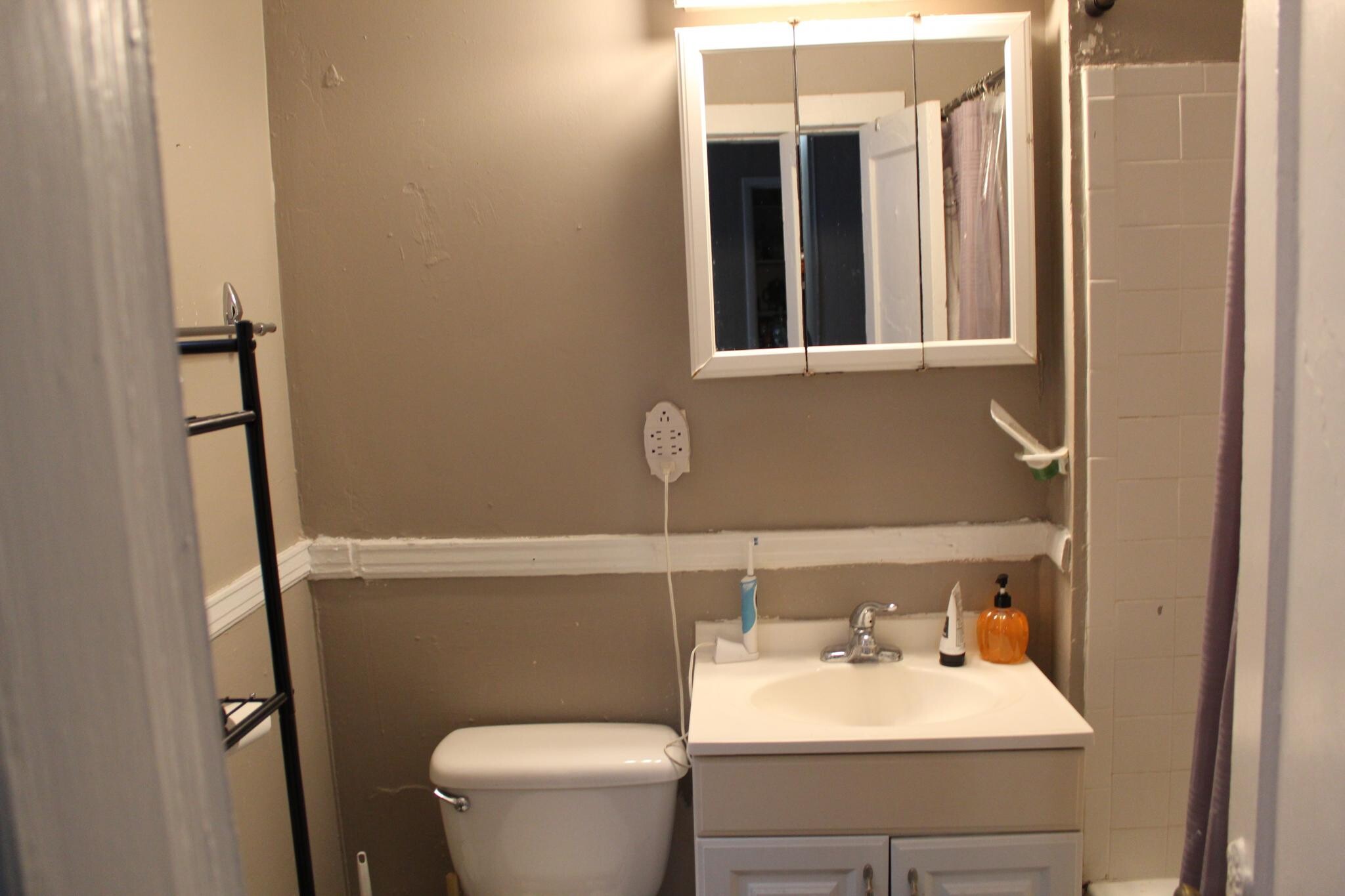 Building Photo - 458 Park Dr