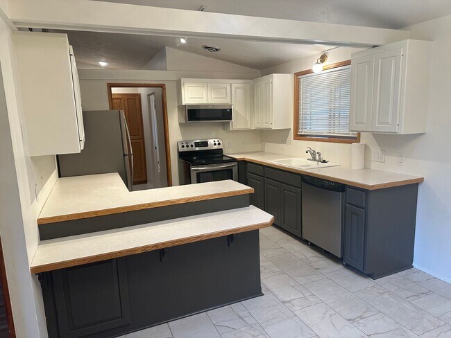 Building Photo - 3 bed, 1 bath house in a great neighborhood!