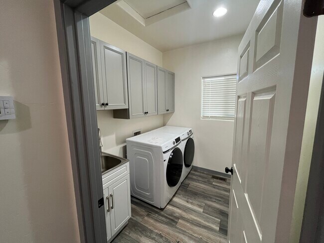 Building Photo - 004