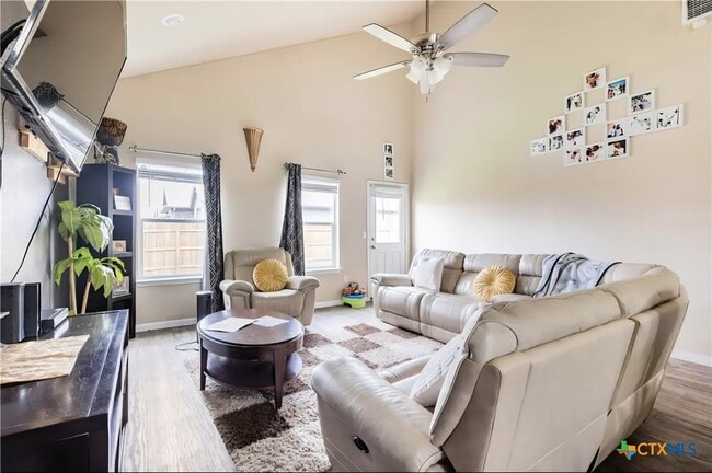 Building Photo - 1030 Apricot Ln