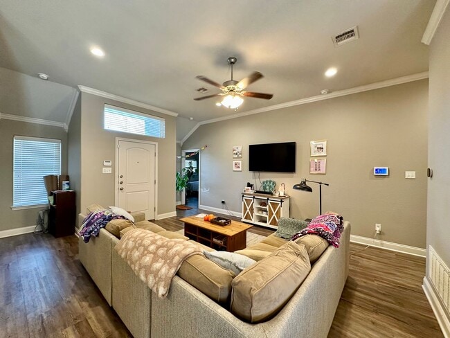 Building Photo - Spacious 4-Bed, 4.5-Bath Home in the Heart of the Baylor Bubble!