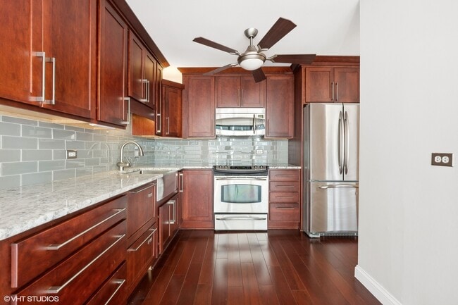 Building Photo - 1540 N La Salle Dr
