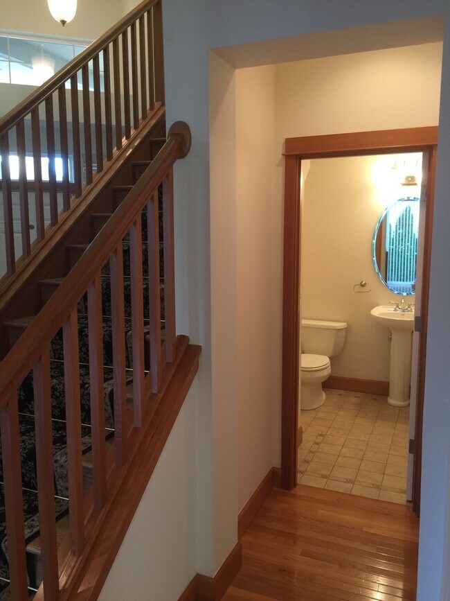 Building Photo - Beautifully Updated 4-Bedroom Home in Desi...