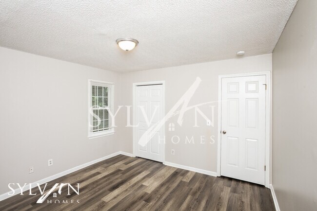 Building Photo - Enjoy the coziness of this darling home
