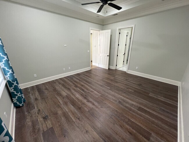 Building Photo - Stunning 4 bedroom, 3 bathroom 2 story hom...