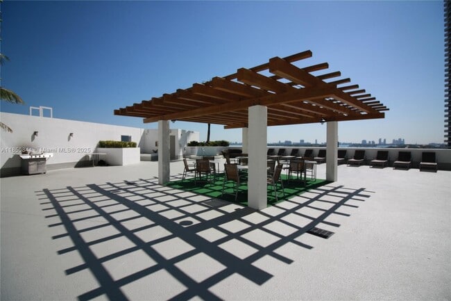 Building Photo - 1750 N Bayshore Dr