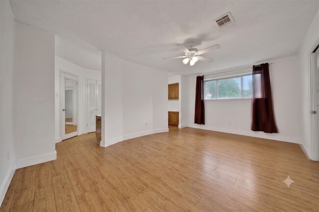 Building Photo - 626 Park Knoll Ln