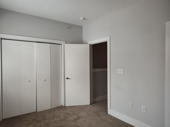 Building Photo - Modern Condo located  in South Main Square!