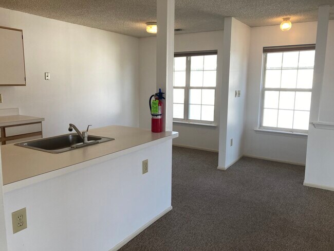 Building Photo - 26 Des Moines Ct