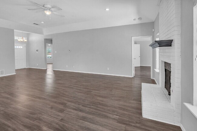 Building Photo - 691 Montana Ct N