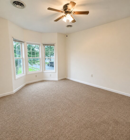 Building Photo - 23 Bonheim St