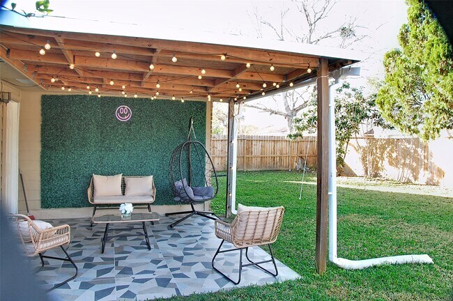 Building Photo - 15510 W Barbara Cir