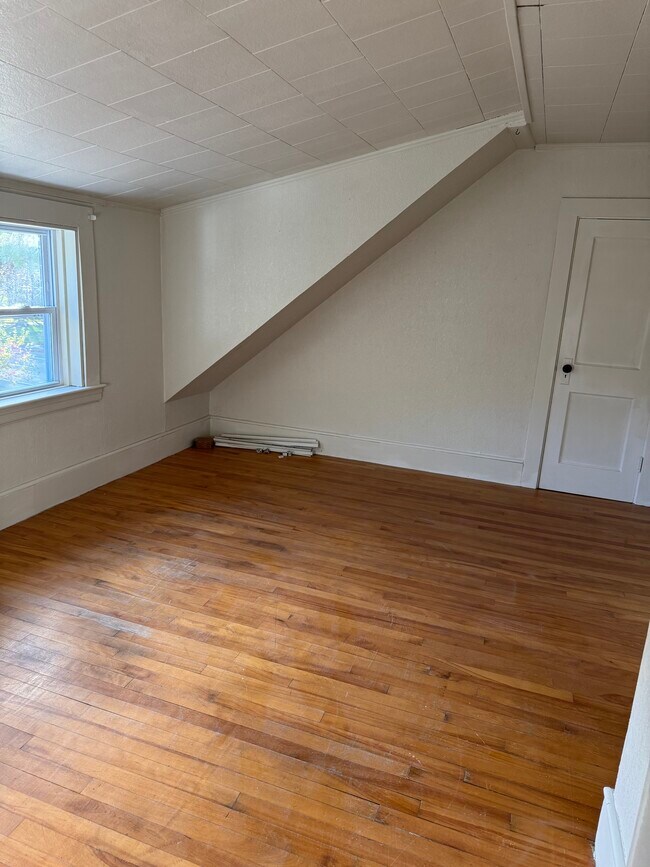 Building Photo - 619 Riverside Dr