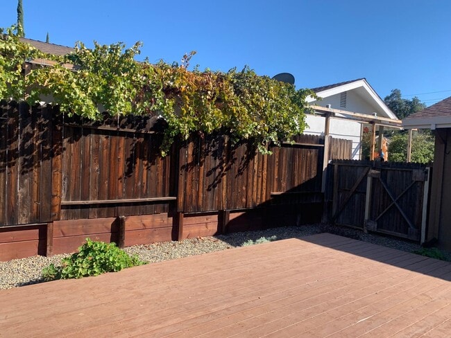 Building Photo - 3 bedroom 2 bath home with HUGE yard in Orangevale