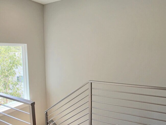 Building Photo - East Riverside near parks