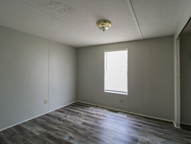 Building Photo - Move-In Ready & Lawn Care Included!
