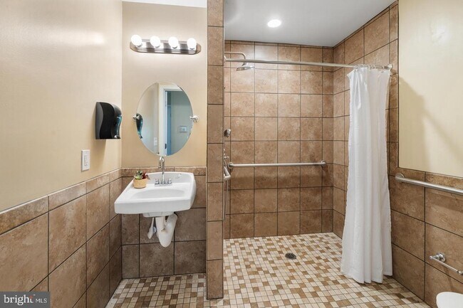 Building Photo - 9201 Rosemont Dr