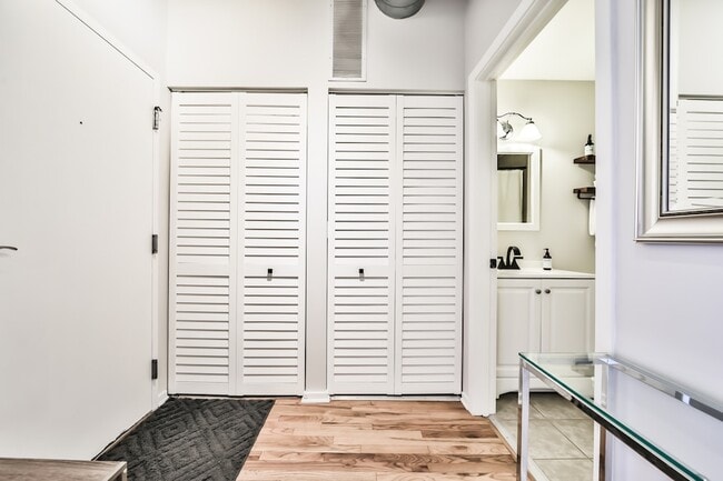 Building Photo - 6 S Laflin St