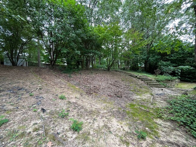 Building Photo - Comfortable 3BD, 1.5BA House with Large Fe...