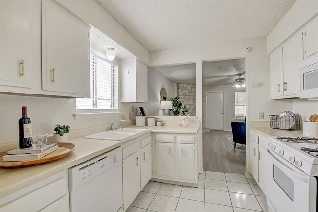 Building Photo - 9717 Meadowheath Dr