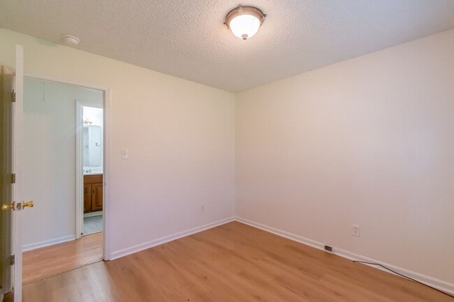 Building Photo - Well maintained ranch home in Charlotte!