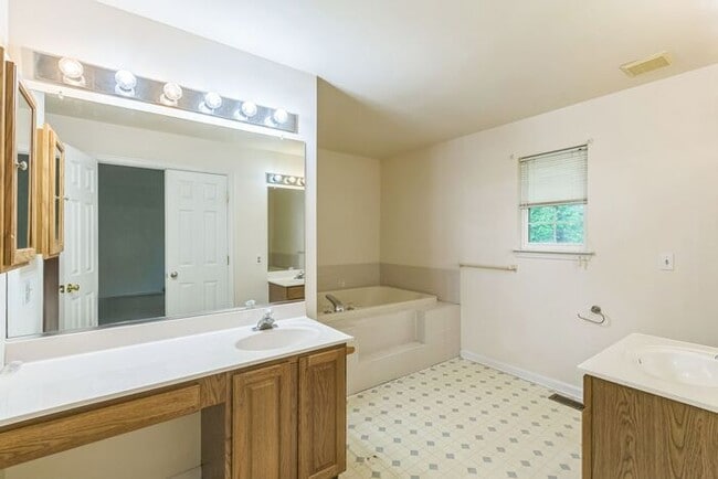 Building Photo - 45808 Meadowlark Dr