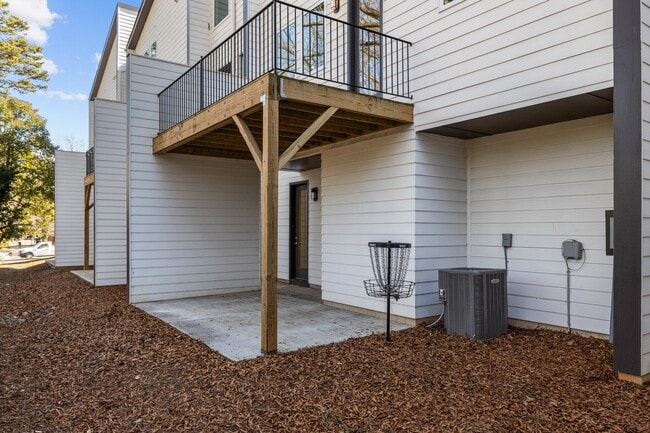 Building Photo - 1553 Pinecrest Ave