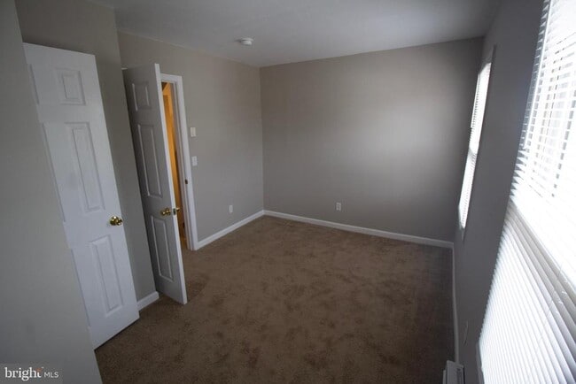 Building Photo - 234 E Linden St