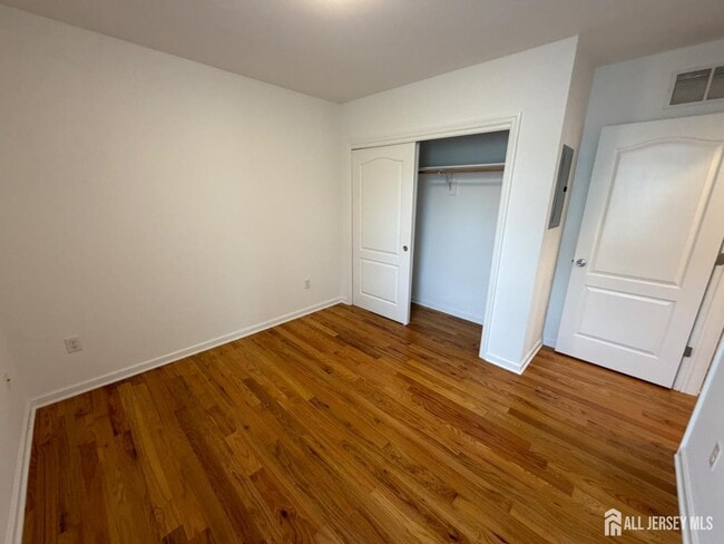 Building Photo - 16 E Kupsch St