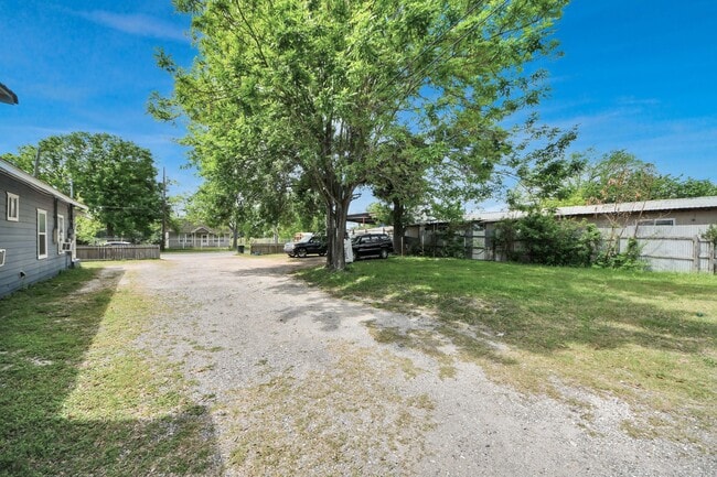 Building Photo - 7919 Brays St