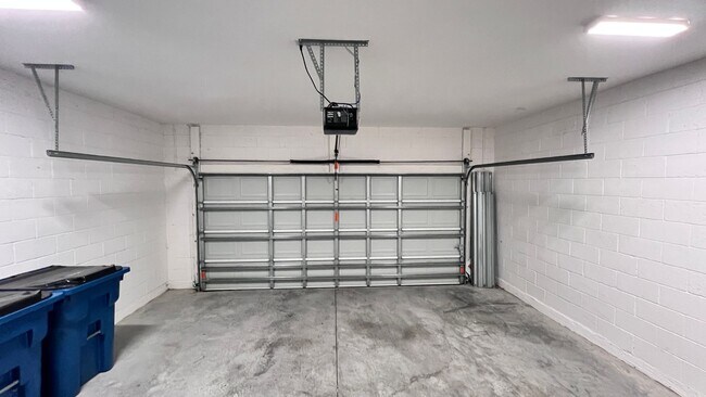 Building Photo - GORGEOUS Bedroom, 2 Bathroom Home in Palm ...