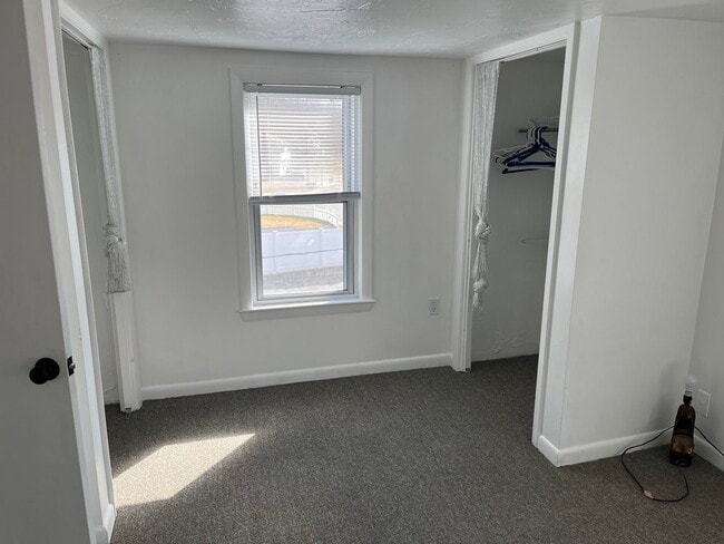 Building Photo - Sunny, Clean, Quiet 2 bedroom 1 bath 2nd floor apartment