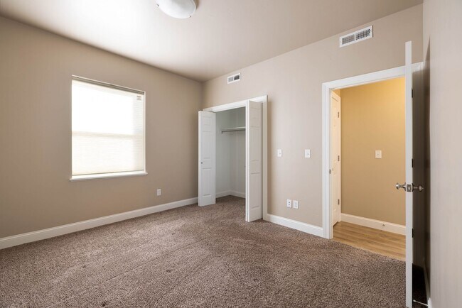 Building Photo - Newer 2 bedroom condo for rent!