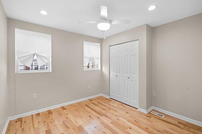 Building Photo - 118 N Curley St