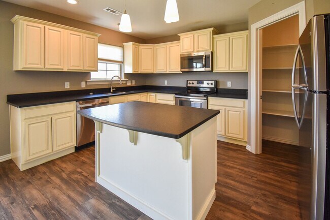 Building Photo - Stunning 3 bedroom, 2 bathroom Home availa...