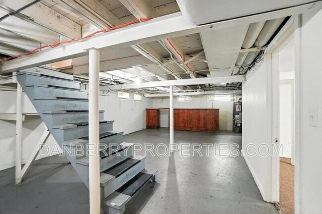 Building Photo - 822 Searles Rd