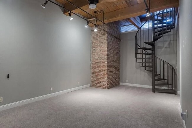 Building Photo - 609 Central St