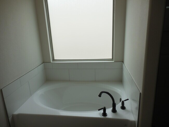 Building Photo - 213 Epsom Dr