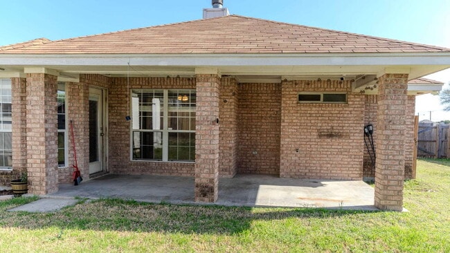 Building Photo - "Charming and Spacious 1,575 Sq Ft Home with 3-Bedroom Retreat with 2 Full Baths!"