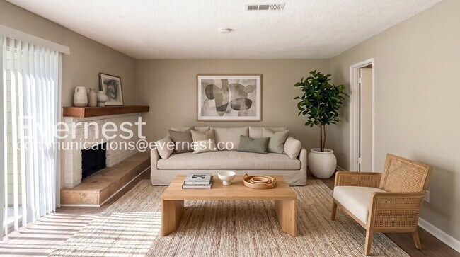 Building Photo - 4 Bed, 2.5 Bath with Fenced Yard & Garage / Pet-Friendly / Available Now!